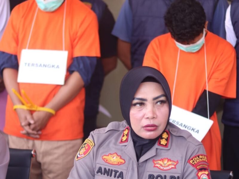 Kapolres Ternate AKBP Anita Ratna Yulianto dalam konferensi pers terkait kasus kekerasan dan persetubuhan anak yang berlangsung di Mapolres Ternate