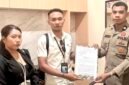 Mulyani Subair melalui kuasa hukumnya, Riry Susanti Muhammad dan Zulvan Pratama, saat memasukan laporan ke Polres Ternate [dok : kasedata]