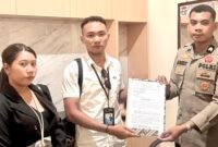 Mulyani Subair melalui kuasa hukumnya, Riry Susanti Muhammad dan Zulvan Pratama, saat memasukan laporan ke Polres Ternate [dok : kasedata]
