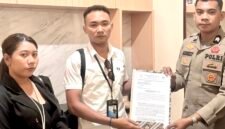 Mulyani Subair melalui kuasa hukumnya, Riry Susanti Muhammad dan Zulvan Pratama, saat memasukan laporan ke Polres Ternate [dok : kasedata]