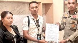 Mulyani Subair melalui kuasa hukumnya, Riry Susanti Muhammad dan Zulvan Pratama, saat memasukan laporan ke Polres Ternate [dok : kasedata]