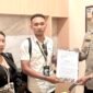 Mulyani Subair melalui kuasa hukumnya, Riry Susanti Muhammad dan Zulvan Pratama, saat memasukan laporan ke Polres Ternate [dok : kasedata]