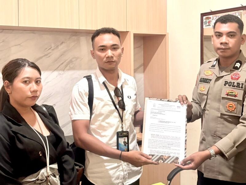 Mulyani Subair melalui kuasa hukumnya, Riry Susanti Muhammad dan Zulvan Pratama, saat memasukan laporan ke Polres Ternate [dok : kasedata]