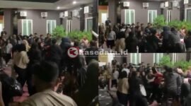 Korban investasi zahra berkah di halaman Mapolres Ternate [dok : kasedata]