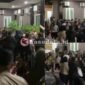 Korban investasi zahra berkah di halaman Mapolres Ternate [dok : kasedata]