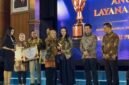 Gubernur Maluku Utara menerima trofi penghargaan yang diserahkan Menteri Pendayagunaan Aparatur Negara dan Reformasi Birokrasi (PANRB) Rini Widyantini. || Foto : Kasedata.id