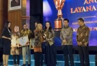 Gubernur Maluku Utara menerima trofi penghargaan yang diserahkan Menteri Pendayagunaan Aparatur Negara dan Reformasi Birokrasi (PANRB) Rini Widyantini. || Foto : Kasedata.id