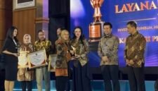 Gubernur Maluku Utara menerima trofi penghargaan yang diserahkan Menteri Pendayagunaan Aparatur Negara dan Reformasi Birokrasi (PANRB) Rini Widyantini. || Foto : Kasedata.id
