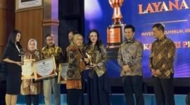 Gubernur Maluku Utara menerima trofi penghargaan yang diserahkan Menteri Pendayagunaan Aparatur Negara dan Reformasi Birokrasi (PANRB) Rini Widyantini. || Foto : Kasedata.id