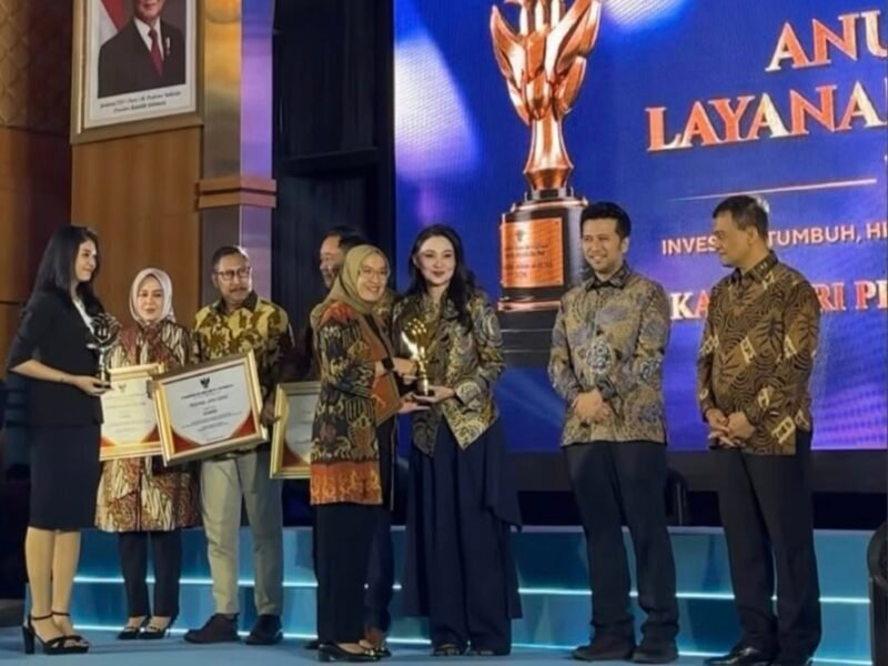 Gubernur Maluku Utara menerima trofi penghargaan yang diserahkan Menteri Pendayagunaan Aparatur Negara dan Reformasi Birokrasi (PANRB) Rini Widyantini. || Foto : Kasedata.id