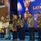 Gubernur Maluku Utara menerima trofi penghargaan yang diserahkan Menteri Pendayagunaan Aparatur Negara dan Reformasi Birokrasi (PANRB) Rini Widyantini. || Foto : Kasedata.id
