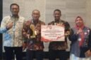 Wali Kota Ternate (kedua kiri) dan Kadisperkimtan (kedua kanan) berpose usai menerima piagam pernghargaan.