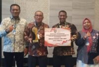 Wali Kota Ternate (kedua kiri) dan Kadisperkimtan (kedua kanan) berpose usai menerima piagam pernghargaan.