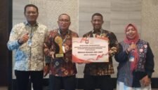 Wali Kota Ternate (kedua kiri) dan Kadisperkimtan (kedua kanan) berpose usai menerima piagam pernghargaan.