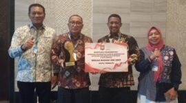 Wali Kota Ternate (kedua kiri) dan Kadisperkimtan (kedua kanan) berpose usai menerima piagam pernghargaan.