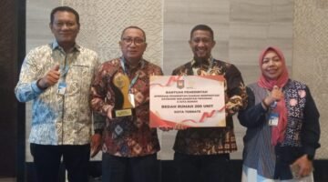 Wali Kota Ternate (kedua kiri) dan Kadisperkimtan (kedua kanan) berpose usai menerima piagam pernghargaan.