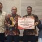 Wali Kota Ternate (kedua kiri) dan Kadisperkimtan (kedua kanan) berpose usai menerima piagam pernghargaan.