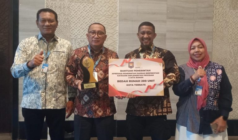 Wali Kota Ternate (kedua kiri) dan Kadisperkimtan (kedua kanan) berpose usai menerima piagam pernghargaan.