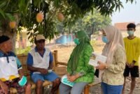 Hari kedua, NU dan Fatayat NU Maluku Utara kembali turun langsung membagikan masker kepada warga di Takome hingga Sulamadaha yang terdampak asap kebakaran. || Foto : Kasedata.id