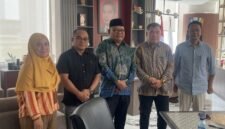 Sekretaris Daerah, Samsuddin Abdul Kadir, didampingi Kepala Dinas PUPR Risman Iriyanto Djafar dan Kepala Biro Pengadaan Barang/Jasa Setda Maluku Utara Hairil Hi. Hukum saat berada di kantor LKPP RI di Jakarta. || Foto : Kasedata.id