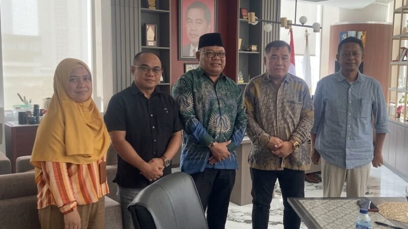 Sekretaris Daerah, Samsuddin Abdul Kadir, didampingi Kepala Dinas PUPR Risman Iriyanto Djafar dan Kepala Biro Pengadaan Barang/Jasa Setda Maluku Utara Hairil Hi. Hukum saat berada di kantor LKPP RI di Jakarta. || Foto : Kasedata.id
