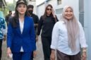 Gubernur Maluku Utara, Sherly Tjoanda Laos, didampingi Kepala Disperkim Malut, Hj. Musyrifah Alhadar, turun langsung meninjau progres pembangunan RTLH milik salah satu warga penerima bantuan di Kelurahan Soa Sio, Kota Ternate. || Foto : Kasedata.id