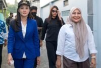 Gubernur Maluku Utara, Sherly Tjoanda Laos, didampingi Kepala Disperkim Malut, Hj. Musyrifah Alhadar, turun langsung meninjau progres pembangunan RTLH milik salah satu warga penerima bantuan di Kelurahan Soa Sio, Kota Ternate. || Foto : Kasedata.id