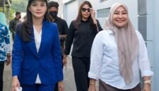 Gubernur Maluku Utara, Sherly Tjoanda Laos, didampingi Kepala Disperkim Malut, Hj. Musyrifah Alhadar, turun langsung meninjau progres pembangunan RTLH milik salah satu warga penerima bantuan di Kelurahan Soa Sio, Kota Ternate. || Foto : Kasedata.id