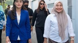 Gubernur Maluku Utara, Sherly Tjoanda Laos, didampingi Kepala Disperkim Malut, Hj. Musyrifah Alhadar, turun langsung meninjau progres pembangunan RTLH milik salah satu warga penerima bantuan di Kelurahan Soa Sio, Kota Ternate. || Foto : Kasedata.id
