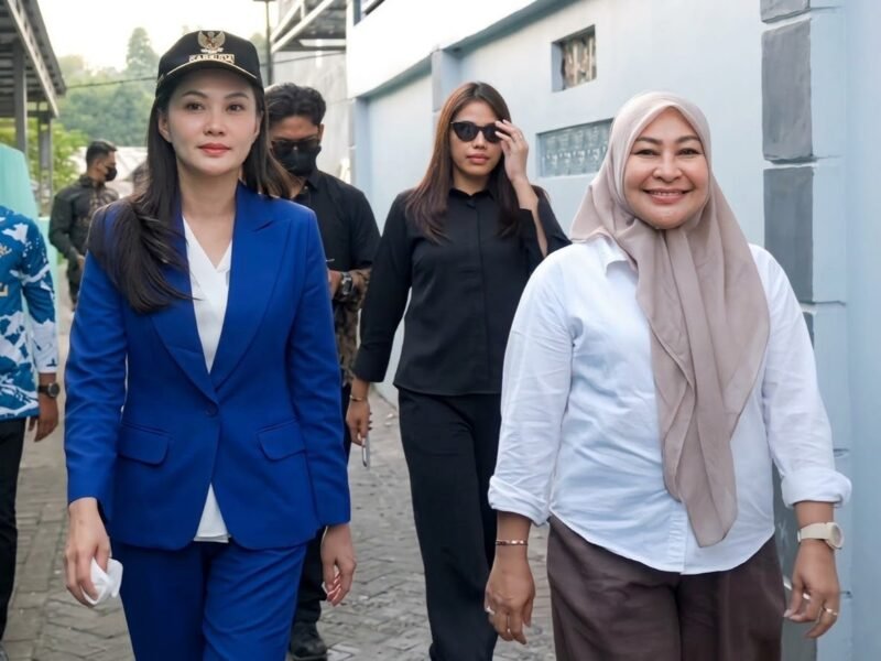 Gubernur Maluku Utara, Sherly Tjoanda Laos, didampingi Kepala Disperkim Malut, Hj. Musyrifah Alhadar, turun langsung meninjau progres pembangunan RTLH milik salah satu warga penerima bantuan di Kelurahan Soa Sio, Kota Ternate. || Foto : Kasedata.id