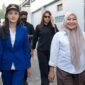 Gubernur Maluku Utara, Sherly Tjoanda Laos, didampingi Kepala Disperkim Malut, Hj. Musyrifah Alhadar, turun langsung meninjau progres pembangunan RTLH milik salah satu warga penerima bantuan di Kelurahan Soa Sio, Kota Ternate. || Foto : Kasedata.id
