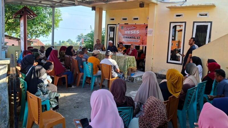 Anggota DPRD Maluku Utara, Iswanto, dalam Reses Masa Persidangan Ketiga Tahun Sidang 2025–2026 di Kelurahan Marikrubu, Kota Ternate. || Foto : Kasedata.id