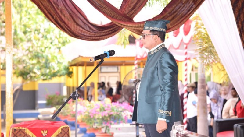 Kadikbud Maluku Utata, Abubakar Abdullah bertindak sebagai inspektur upacara peringatan Hari Sumpah Pemuda ke-98 di SMA Negeri 1 Tidore. || Foto : Kasedata.id