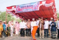 Wakil Gubernur Maluku Utara, H. Sarbin Sehe melepas peserta Kirab Budaya Kie Raha Nusantara dalam rangkaian HUT ke-27 Pemprov Malut. || Foto : Kasedata.id