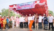 Wakil Gubernur Maluku Utara, H. Sarbin Sehe melepas peserta Kirab Budaya Kie Raha Nusantara dalam rangkaian HUT ke-27 Pemprov Malut. || Foto : Kasedata.id