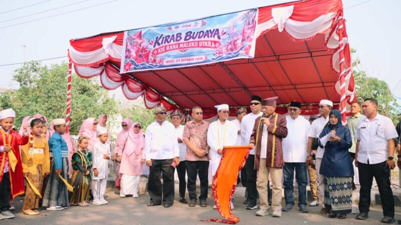 Wakil Gubernur Maluku Utara, H. Sarbin Sehe melepas peserta Kirab Budaya Kie Raha Nusantara dalam rangkaian HUT ke-27 Pemprov Malut. || Foto : Kasedata.id