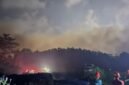 Upaya Bersama Pemdes dan Harita dalam Memadamkan Kebakaran di Desa Kawasi (Istimewa)