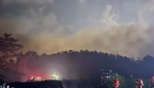 Upaya Bersama Pemdes dan Harita dalam Memadamkan Kebakaran di Desa Kawasi (Istimewa)