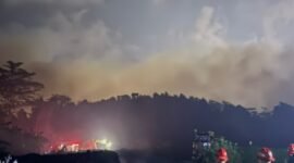 Upaya Bersama Pemdes dan Harita dalam Memadamkan Kebakaran di Desa Kawasi (Istimewa)