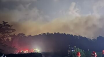 Upaya Bersama Pemdes dan Harita dalam Memadamkan Kebakaran di Desa Kawasi (Istimewa)