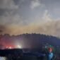 Upaya Bersama Pemdes dan Harita dalam Memadamkan Kebakaran di Desa Kawasi (Istimewa)