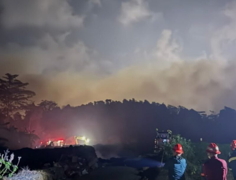 Upaya Bersama Pemdes dan Harita dalam Memadamkan Kebakaran di Desa Kawasi (Istimewa)