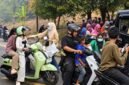 Jajaran pengurus Fatayat NU Maluku Utara turun membagikan masker kepada warga dan pengguna jalan yang melintas di sepanjang ruas Takome–Sulamadaha. || Foto : Kasedata.id