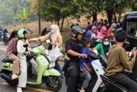 Jajaran pengurus Fatayat NU Maluku Utara turun membagikan masker kepada warga dan pengguna jalan yang melintas di sepanjang ruas Takome–Sulamadaha. || Foto : Kasedata.id