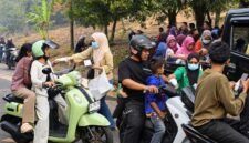Jajaran pengurus Fatayat NU Maluku Utara turun membagikan masker kepada warga dan pengguna jalan yang melintas di sepanjang ruas Takome–Sulamadaha. || Foto : Kasedata.id