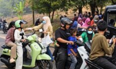 Takome–Sulamadaha Diselimuti Asap, Fatayat NU Malut Bagikan Masker ke Warga