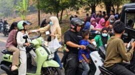 Jajaran pengurus Fatayat NU Maluku Utara turun membagikan masker kepada warga dan pengguna jalan yang melintas di sepanjang ruas Takome–Sulamadaha. || Foto : Kasedata.id
