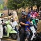 Jajaran pengurus Fatayat NU Maluku Utara turun membagikan masker kepada warga dan pengguna jalan yang melintas di sepanjang ruas Takome–Sulamadaha. || Foto : Kasedata.id