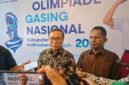 Bupati Halmahera Tengah, Ikram Sangadji menyampaikan keterangan pers didampingi Kepala Dinas Pendidikan dan Kebudayaan, Muksin Ibrahim. || Foto : Kasedata.id