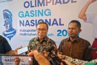 Bupati Halmahera Tengah, Ikram Sangadji menyampaikan keterangan pers didampingi Kepala Dinas Pendidikan dan Kebudayaan, Muksin Ibrahim. || Foto : Kasedata.id